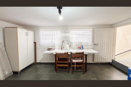 Casa à venda com 193m², 2 quartos e 2 vagasPorão