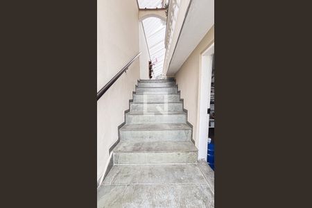 Casa à venda com 193m², 2 quartos e 2 vagasEscada