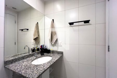 Banheiro de kitnet/studio para alugar com 1 quarto, 37m² em Vila Firmiano Pinto, São Paulo