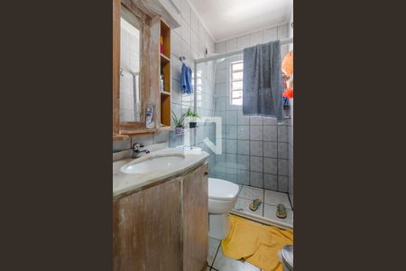 Banheiro de casa de condomínio à venda com 2 quartos, 56m² em Vila Nova, Porto Alegre