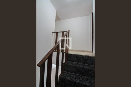 Casa para alugar com 65m², 2 quartos e 1 vaga Casa para alugar com 65m², 2 quartos e 1 vagaEscada