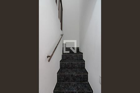 Casa para alugar com 65m², 2 quartos e 1 vaga Casa para alugar com 65m², 2 quartos e 1 vagaEscada