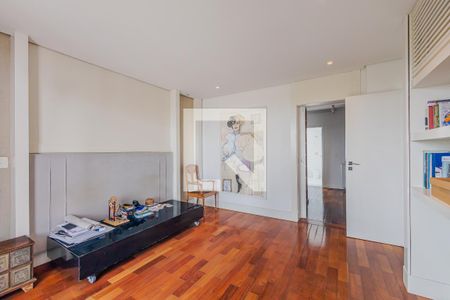 Casa à venda com 900m², 7 quartos e 8 vagasSuíte 2