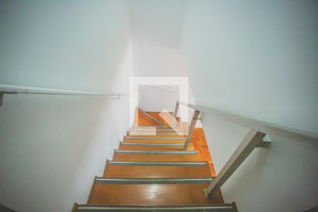 Escadas de casa para alugar com 3 quartos, 216m² em Mirandópolis, São Paulo