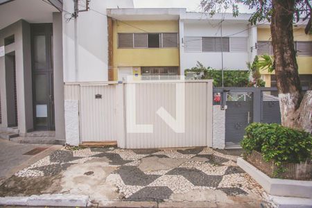 Casa para alugar com 216m², 3 quartos e 3 vagas Casa para alugar com 216m², 3 quartos e 3 vagasFachada