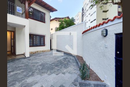 Casa à venda com 364m², 4 quartos e 5 vagasFachada