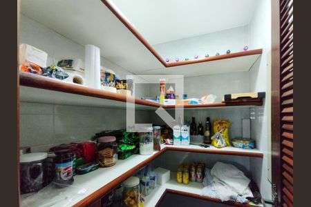 Casa à venda com 364m², 4 quartos e 5 vagasDespensa