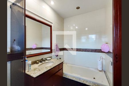 Casa à venda com 364m², 4 quartos e 5 vagasBanheiro da Suíte