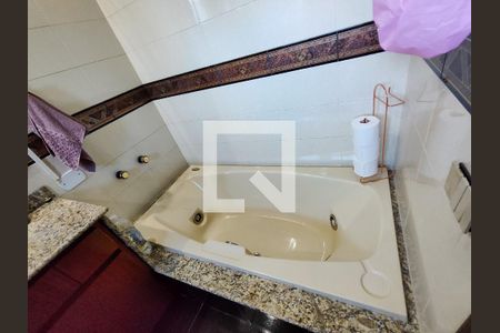 Casa à venda com 364m², 4 quartos e 5 vagasBanheiro da Suíte