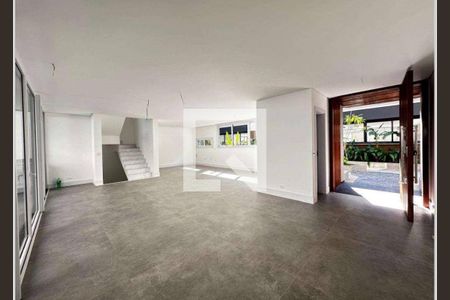 Casa de condomínio à venda com 472m², 4 quartos e 4 vagas Casa de condomínio à venda com 472m², 4 quartos e 4 vagasSala