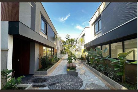 Casa de condomínio à venda com 472m², 4 quartos e 4 vagas Casa de condomínio à venda com 472m², 4 quartos e 4 vagasÁrea Externa