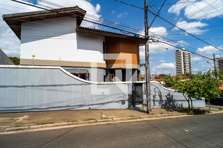 Casa para alugar com 387m², 4 quartos e 6 vagas Casa para alugar com 387m², 4 quartos e 6 vagasFachada