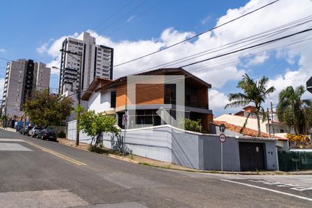 Casa para alugar com 387m², 4 quartos e 6 vagas Casa para alugar com 387m², 4 quartos e 6 vagasFachada