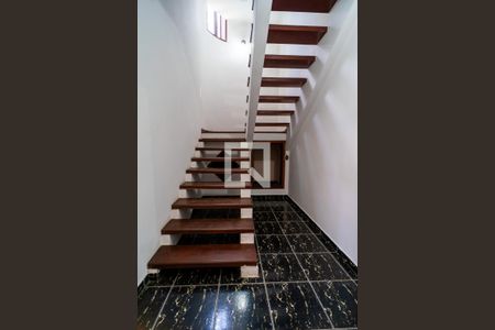 Casa para alugar com 387m², 4 quartos e 6 vagas Casa para alugar com 387m², 4 quartos e 6 vagasEscada