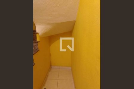 Casa à venda com 112m², 2 quartos e 2 vagasEscada