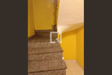 Casa à venda com 112m², 2 quartos e 2 vagasEscada