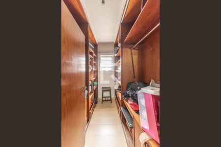 Casa de condomínio à venda com 550m², 5 quartos e 6 vagasSuíte 1 - Closet