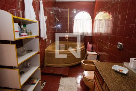 Casa à venda com 1000m², 5 quartos e 7 vagasBanheiro da Suíte 2