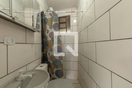 Banheiro Social de casa para alugar com 1 quarto, 20m² em Novo Mundo, Curitiba