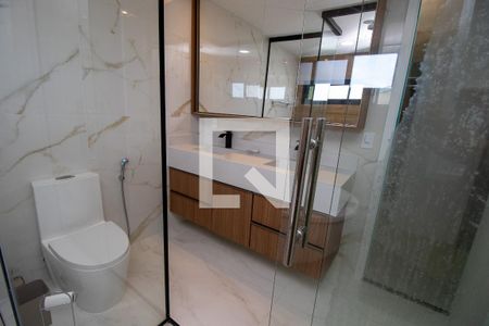 Casa de condomínio à venda com 300m², 4 quartos e 3 vagasBanheiro quarto 4