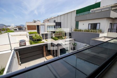 Casa de condomínio à venda com 300m², 4 quartos e 3 vagasVaranda