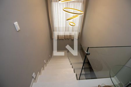 Casa de condomínio à venda com 300m², 4 quartos e 3 vagasEscada