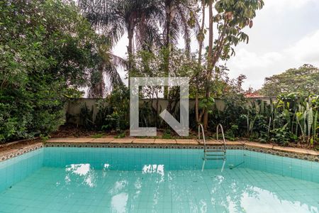 Casa à venda com 382m², 4 quartos e 4 vagas Casa à venda com 382m², 4 quartos e 4 vagasQuintal