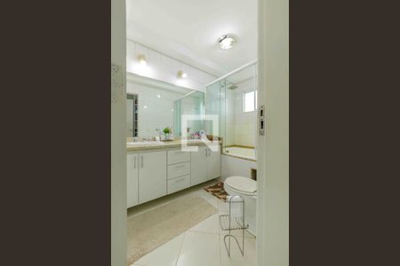 Casa de condomínio à venda com 329m², 4 quartos e 2 vagasBanheiro da Suíte 1