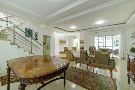 Casa de condomínio à venda com 329m², 4 quartos e 2 vagasSala