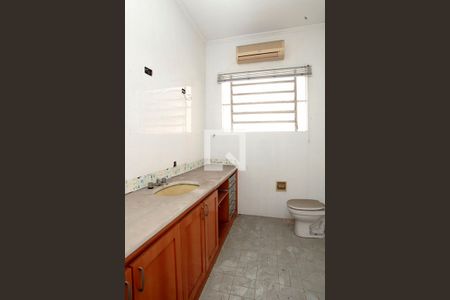 Casa à venda com 358m², 4 quartos e 5 vagasBanheiro Quarto 1 Suíte