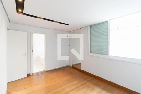 Casa à venda com 364m², 4 quartos e 7 vagasSuíte 