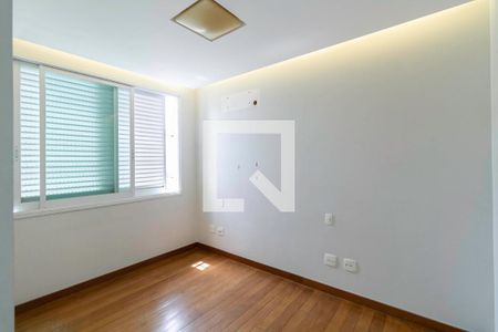 Casa à venda com 364m², 4 quartos e 7 vagasQuarto 2