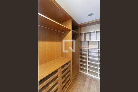 Casa à venda com 364m², 4 quartos e 7 vagasCloset da suíte