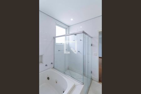 Casa à venda com 364m², 4 quartos e 7 vagasBanheiro da suíte