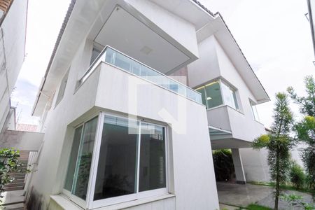 Casa à venda com 364m², 4 quartos e 7 vagasFachada