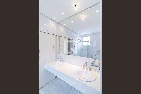 Casa à venda com 364m², 4 quartos e 7 vagasBanheiro da suíte