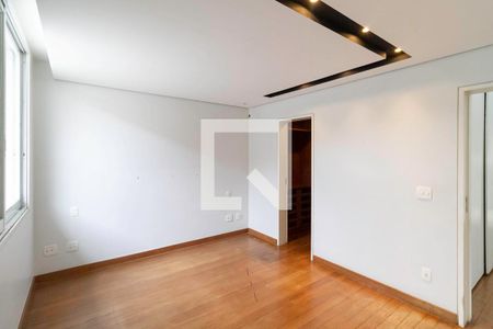 Casa à venda com 364m², 4 quartos e 7 vagasSuíte 