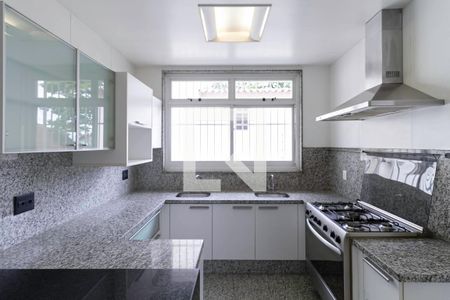 Casa à venda com 364m², 4 quartos e 7 vagasCozinha