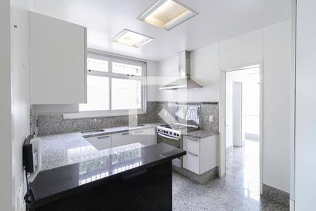 Casa à venda com 364m², 4 quartos e 7 vagasCozinha