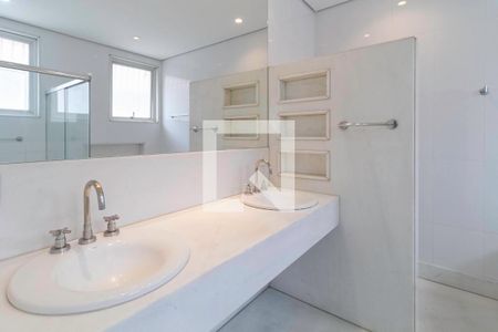 Casa à venda com 364m², 4 quartos e 7 vagasBanheiro da suíte