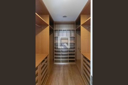 Casa à venda com 364m², 4 quartos e 7 vagasCloset da suíte