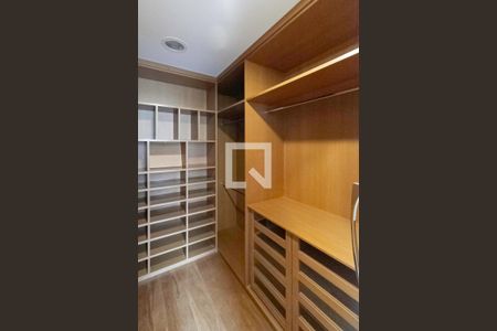 Casa à venda com 364m², 4 quartos e 7 vagasCloset da suíte