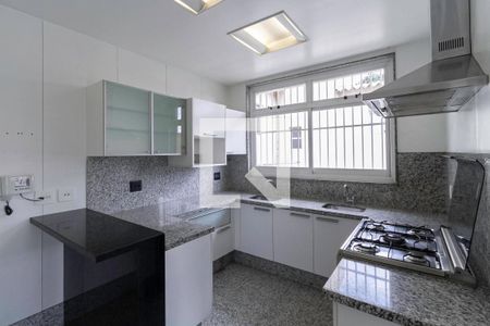Casa à venda com 364m², 4 quartos e 7 vagasCozinha