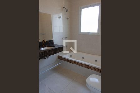 Casa de condomínio à venda com 520m², 4 quartos e 6 vagasBanheiro da Suíte 4