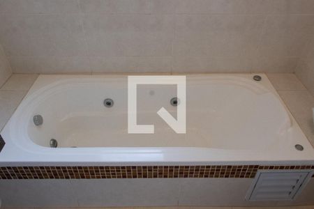 Casa de condomínio à venda com 520m², 4 quartos e 6 vagasBanheiro da Suíte 4