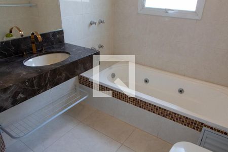 Casa de condomínio à venda com 520m², 4 quartos e 6 vagasBanheiro da Suíte 4