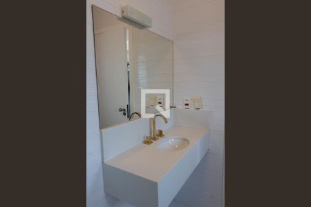 Casa de condomínio à venda com 520m², 4 quartos e 6 vagasBanheiro da Suíte 2