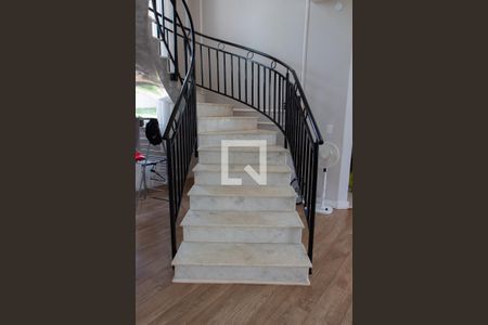 Casa de condomínio à venda com 520m², 4 quartos e 6 vagasEscada