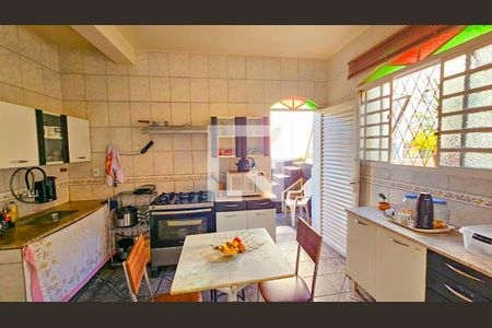 Casa à venda com 310m², 4 quartos e 2 vagasCozinha