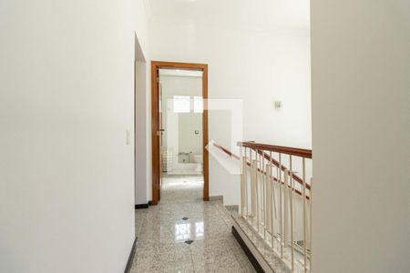 Casa à venda com 210m², 4 quartos e 3 vagas Casa à venda com 210m², 4 quartos e 3 vagasCorredor